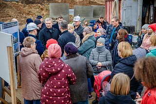 Глава Одинцовского округа Андрей Иванов вместе с жителями Звенигорода проверил ход строительства новой школы на 1100 учеников в микрорайоне Восточный