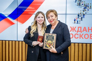 Председатель Совета депутатов Татьяна Одинцова вручила паспорта 19 юным жителям Одинцовского округа