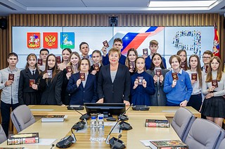 Председатель Совета депутатов Татьяна Одинцова вручила паспорта 19 юным жителям Одинцовского округа