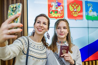 Председатель Совета депутатов Татьяна Одинцова вручила паспорта 19 юным жителям Одинцовского округа