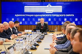 Глава округа Андрей Иванов вручил им 6 октября удостоверения об успешном прохождении программы повышения квалификации «Личная и командная эффективность — работа на результат»
