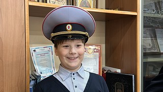 Судьба Миши Бадьина из Одинцово изменилась два года назад. Родители подарили мальчику конструктор «Полицейский участок» — игра так захватила школьника, что он захотел побывать в настоящем отделении полиции, познакомиться с сотрудниками, которые каждый день обеспечивают безопасность жителей округа. Об этом узнали члены Общественного совета при УМВД России по Одинцовскому городскому округу и решили исполнить мечту девятилетнего школьника
