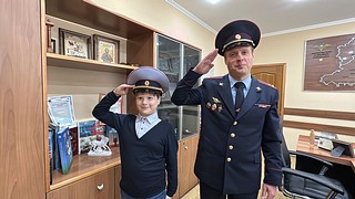 Судьба Миши Бадьина из Одинцово изменилась два года назад. Родители подарили мальчику конструктор «Полицейский участок» — игра так захватила школьника, что он захотел побывать в настоящем отделении полиции, познакомиться с сотрудниками, которые каждый день обеспечивают безопасность жителей округа. Об этом узнали члены Общественного совета при УМВД России по Одинцовскому городскому округу и решили исполнить мечту девятилетнего школьника