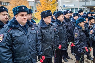 В преддверии Дня сотрудника органов внутренних дел и 100-летия службы участковых уполномоченных глава Одинцовского округа принял участие в открытии мемориальной доски, посвящённой старшему лейтенанту милиции Игорю Нещадиму
