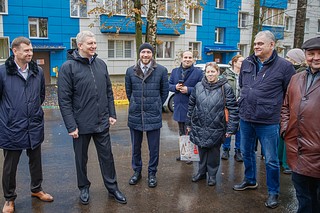 Глава Одинцовского округа вместе с жителями проконтролировал комплексное благоустройство дворовой территории домов №№ 31, 33 и 35 в квартале Маяковского в Звенигороде