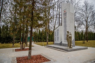 В Жуковке благоустроили сквер у Памятника-обелиска погибшим землякам