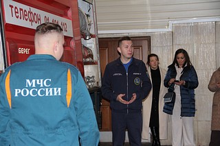 Ученики Одинцовской гимназии № 13 побывали с экскурсией в гостях у пожарных