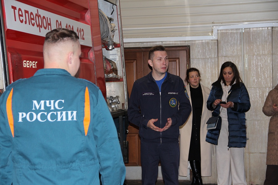 Пожарные текст 1, Ученики Одинцовской гимназии № 13 побывали с экскурсией в гостях у пожарных