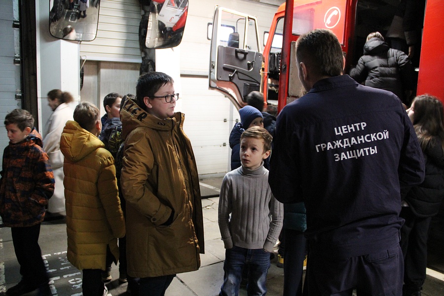 Пожарные текст 5, Ученики Одинцовской гимназии № 13 побывали с экскурсией в гостях у пожарных