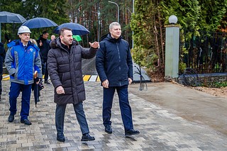 Глава Одинцовского округа осмотрел территорию в деревне Папушево, где в ближайшие годы обустроят ландшафтный парк