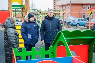 Глава Одинцовского городского округа Андрей Иванов осмотрел обновленную детскую игровую площадку во дворе дома № 6 по улице Молодежная в Лесном городке