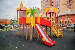 Глава Одинцовского городского округа Андрей Иванов осмотрел обновленную детскую игровую площадку во дворе дома № 6 по улице Молодежная в Лесном городке