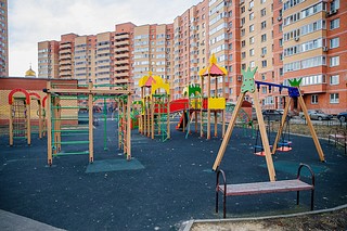 Глава Одинцовского городского округа Андрей Иванов осмотрел обновленную детскую игровую площадку во дворе дома № 6 по улице Молодежная в Лесном городке