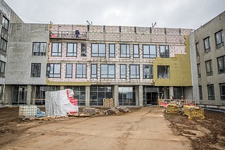 Образовательное учреждение возводит компания «Самолет», после завершения всех работ школу передадут муниципалитету