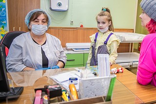 Осенью этого года в медицинском учреждении завершились ремонтные работы — второй этаж амбулатории привели в порядок после пожара, который произошел в декабре 2022 года. Медицинское учреждение возобновило работу: прием ведут 2 участковых врача-терапевта, педиатр и хирург