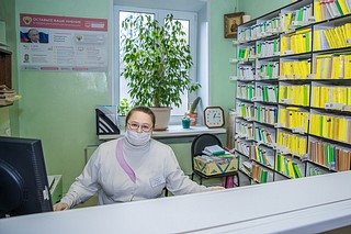 Осенью этого года в медицинском учреждении завершились ремонтные работы — второй этаж амбулатории привели в порядок после пожара, который произошел в декабре 2022 года. Медицинское учреждение возобновило работу: прием ведут 2 участковых врача-терапевта, педиатр и хирург