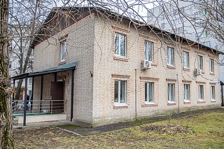 Осенью этого года в медицинском учреждении завершились ремонтные работы — второй этаж амбулатории привели в порядок после пожара, который произошел в декабре 2022 года. Медицинское учреждение возобновило работу: прием ведут 2 участковых врача-терапевта, педиатр и хирург