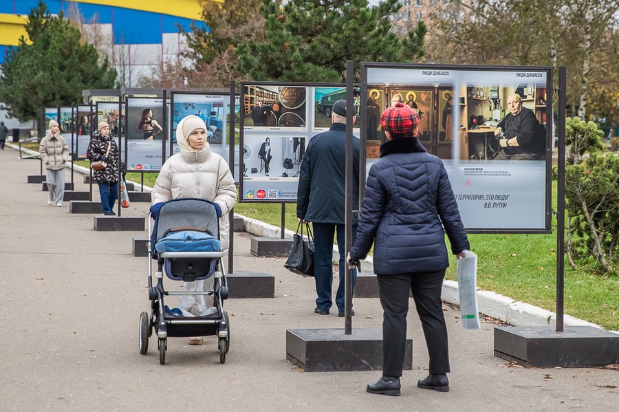 Выставка текст 2, На Центральной площади города Одинцово 1 ноября открылась фотовыставка «Люди Донбасса»