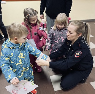 В рамках социального раунда «Засветись» сотрудники Одинцовской Госавтоинспекции, напомнили посетителям регистрационно-экзаменационного отдела о безопасном поведении на дороге. Автоинспекторы рассказали, что пешеходам в темное время суток или в условиях недостаточной видимости необходимо использовать на своей одежде световозвращающие аксессуары, чтобы быть заметными для водителей транспортных средств