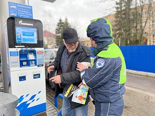 Сотрудники Одинцовской Госавтоинспекции провели социальный раунд «Засветись» на автозаправках