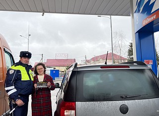 Сотрудники Одинцовской Госавтоинспекции провели социальный раунд «Засветись» на автозаправках