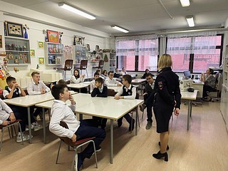 В Одинцовском городском округе продолжается акция «Нет ненависти и вражде», в ходе которой сотрудники полиции УМВД России по Одинцовскому городскому округу проводят профилактические беседы в общеобразовательных организациях по формированию негативного отношения к радикальной идеологии