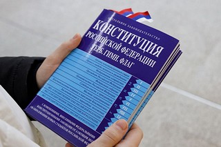 Глава Одинцовского округа Андрей Иванов поздравил жителей муниципалитета с государственным праздником — Днем Конституции Российской Федерации. На еженедельном рабочем совещании администрации округа он отметил, что в этом году дата, 12 декабря — юбилейная. Основной закон страны был принят ровно 30 лет назад, на референдуме 1993 года
