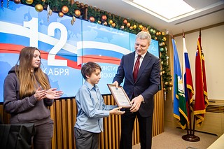 Андрей Иванов встретился с семьей 10-летнего ученика Голицынской школы № 1 Константина Столдусенко. Глава округа поблагодарил мальчика за смелость и решительные действия в чрезвычайной ситуации: в ноябре маленький Костя спас друга, провалившегося на хрупком льду реки Большая Вяземка. Буквально за нескольких секунд пятиклассник пришел на помощь