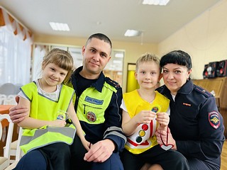 Сотрудники Госавтоинспекции провели в детском саду мастер-класс, приуроченный ко Дню матери