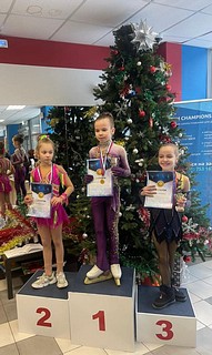 Юные одинцовские фигуристы успешно выступили на областных соревнованиях в Химках:»У девочек на пьедестал почёта поднялись Валентина Жарова (золото), Валерия Ведмидь (серебро) и Стефания Синицына (бронза). У мальчиков победу одержал Михаил Дмитриев, а второе место занял Владимир Жаров», — уточнил Владимир Леонтьев
