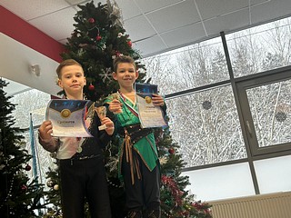 Юные одинцовские фигуристы успешно выступили на областных соревнованиях в Химках:»У девочек на пьедестал почёта поднялись Валентина Жарова (золото), Валерия Ведмидь (серебро) и Стефания Синицына (бронза). У мальчиков победу одержал Михаил Дмитриев, а второе место занял Владимир Жаров», — уточнил Владимир Леонтьев