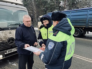 Сотрудники Госавтоинспекции провели профилактические беседы с водителями грузового транспорта