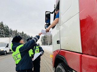 Сотрудники Госавтоинспекции провели профилактические беседы с водителями грузового транспорта
