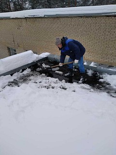 Жилищно-коммунальные службы Министерства обороны очистили ото льда крыши ведомственных объектов