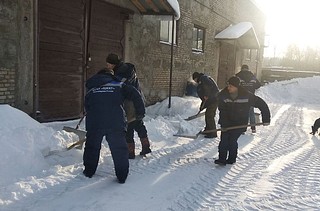 Жилищно-коммунальные службы Министерства обороны очистили ото льда крыши ведомственных объектов