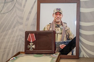 Глава Одинцовского округа Андрей Иванов побывал в семье участника СВО в Звенигороде. Аркадий Талалаев был мобилизован в октябре 2022 года. Спустя год он трагически погиб при выполнении воинского долга. Руководитель муниципалитета пообщался с родителями героя, вручил подарки и выяснил, какая поддержка требуется семье