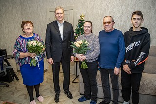 Глава Одинцовского округа Андрей Иванов побывал в семье участника СВО в Звенигороде. Аркадий Талалаев был мобилизован в октябре 2022 года. Спустя год он трагически погиб при выполнении воинского долга. Руководитель муниципалитета пообщался с родителями героя, вручил подарки и выяснил, какая поддержка требуется семье