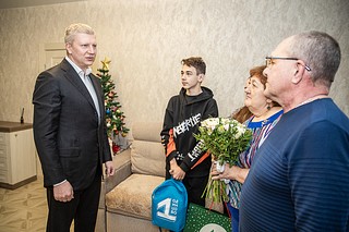 Глава Одинцовского округа Андрей Иванов побывал в семье участника СВО в Звенигороде. Аркадий Талалаев был мобилизован в октябре 2022 года. Спустя год он трагически погиб при выполнении воинского долга. Руководитель муниципалитета пообщался с родителями героя, вручил подарки и выяснил, какая поддержка требуется семье