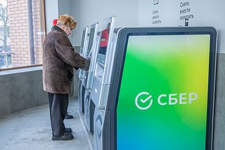 Филиал Сбербанка на улице Комарова — один из самых старых в Звенигороде, он обслуживает клиентов с 1974 года. Здесь всегда многолюдно — помещение расположено в центре города. В октябре офис закрыли на реконструкцию. Ремонт провели в сжатые сроки, уже 28 декабря филиал вновь открыли для посетителей. Вместе со звенигородцами символическую ленточку перерезал глава Одинцовского округа Андрей Иванов
