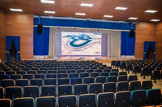 В новом корпусе предусмотрен актовый зал на 500 посадочных мест с качественным светозвуковым оборудованием и большим экраном