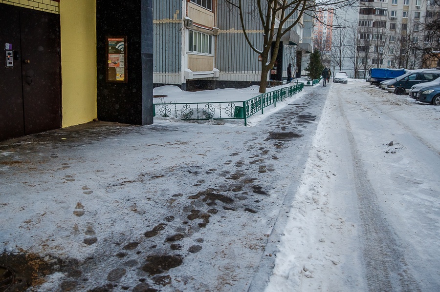 Андрей Иванов проверил качество уборки снега во дворах на бульваре Маршала Крылова, Андрей Иванов проверил качество уборки снега во дворах на бульваре Маршала Крылова