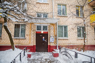 Ход капитального ремонта кровель жилых домов в поселке Барвиха проверил Андрей Иванов