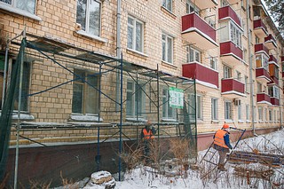 Ход капитального ремонта кровель жилых домов в поселке Барвиха проверил Андрей Иванов