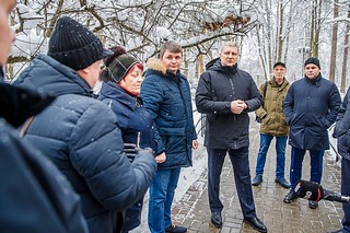 Ход капитального ремонта кровель жилых домов в поселке Барвиха проверил Андрей Иванов