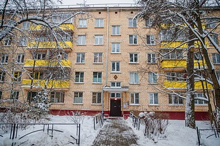 Ход капитального ремонта кровель жилых домов в поселке Барвиха проверил Андрей Иванов