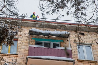 Ход капитального ремонта кровель жилых домов в поселке Барвиха проверил Андрей Иванов