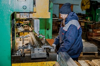 Глава Одинцовского округа Андрей Иванов осмотрел цеха и производственные мощности одного из старейших предприятий муниципалитета — Голицынского опытного завода средств автоматизации