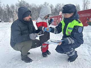 Сотрудники Одинцовской Госавтоинспекции провели акцию «Безопасная зима» в местах отдыха граждан. Автоинспекторы напомнили взрослым и детям о дорожной безопасности и правилах поведения в дорожно-транспортной среде в зимний период. Собеседникам особенно рекомендовали исключить случаи катания на тюбингах и прочих средствах спортивного инвентаря вблизи проезжей части