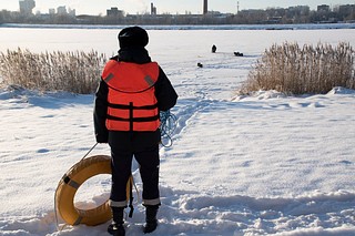 «Ежегодно тонкий лёд становится причиной гибели людей. Избежать происшествий можно, если соблюдать правила безопасности», — предупредил начальник ЕДДС Одинцовского округа Дмитрий Клевакин