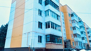 Фасад очередного МКД в Кубинке-10 облицовывают с применением бескаркасной системы утепления